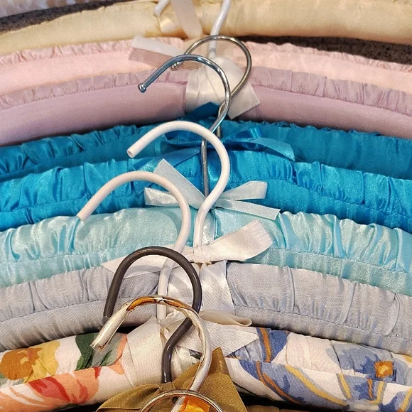 Set of Padded Satin & Floral Hangers - Assorted Pastel Colors - Picture 3 of 4